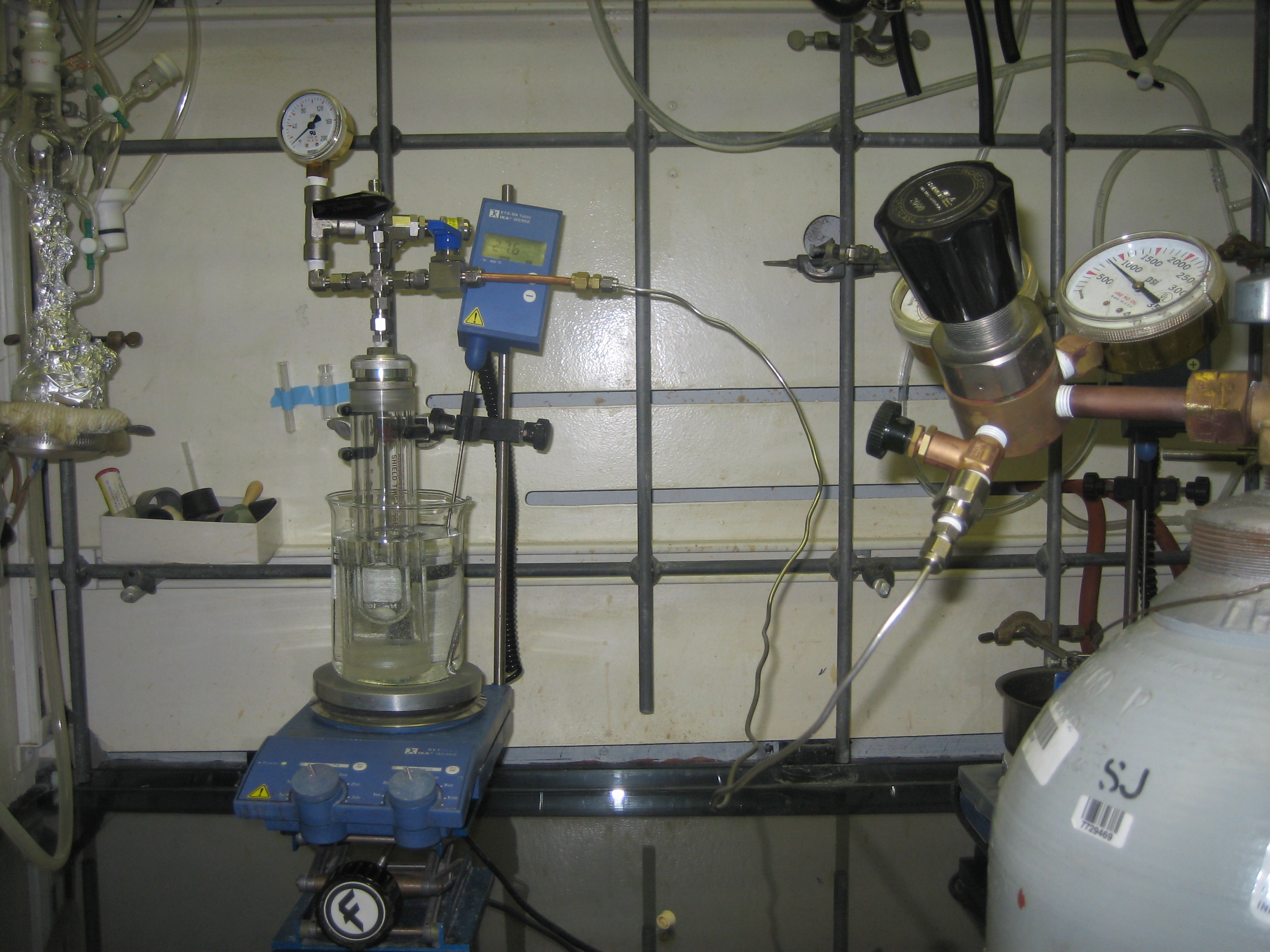 Figure 2. Assembled pressure reactor with CO cylinder.