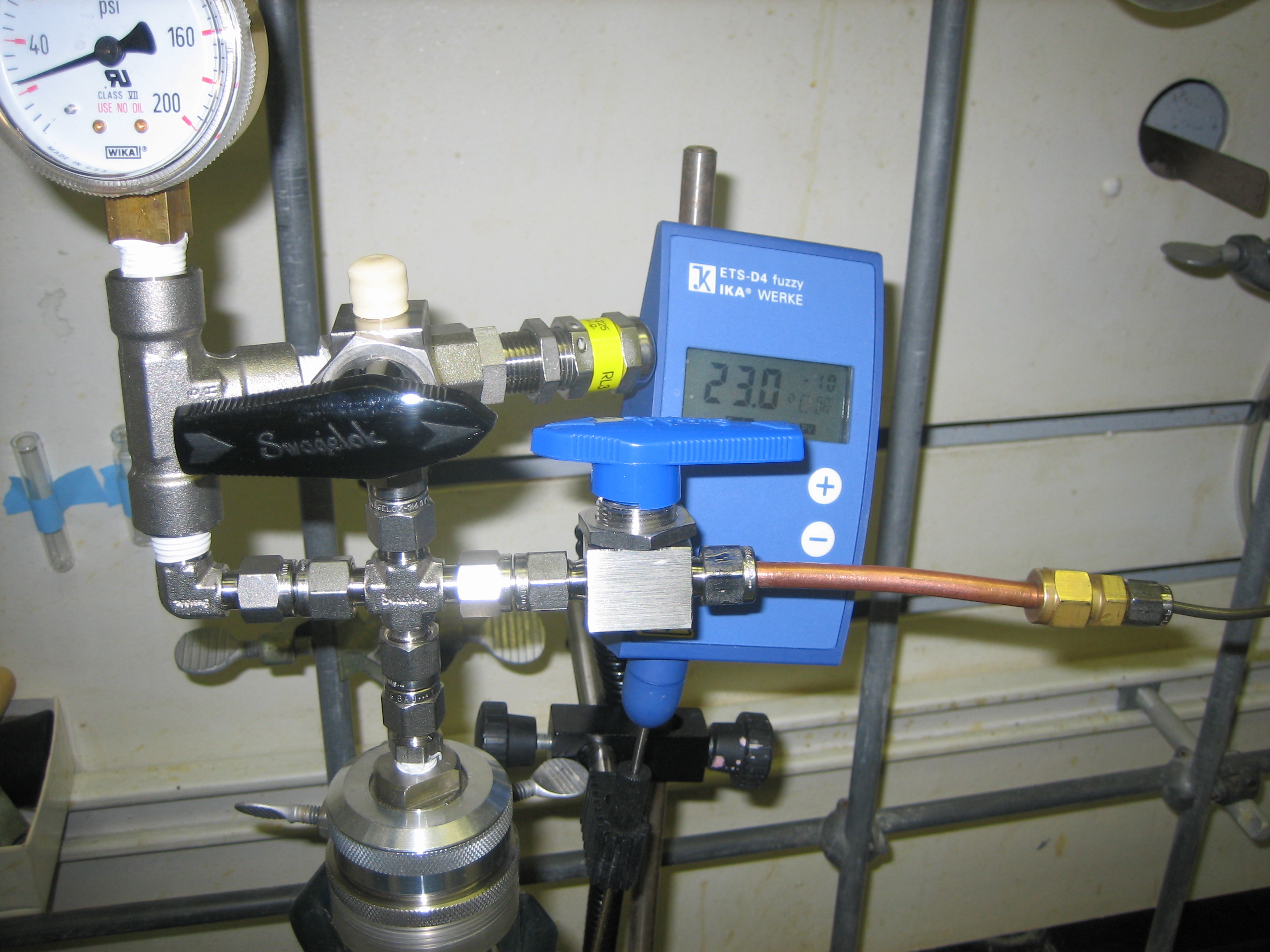 Figure 3. Adjusting pressure to 20 psi.